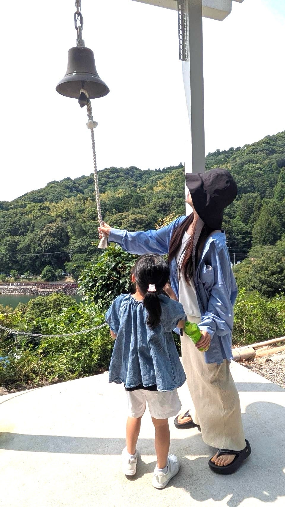 形原紫陽花祭りで鐘をつく家族の後ろ姿