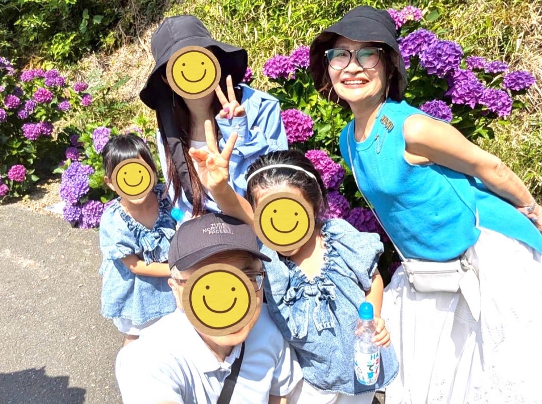 形原紫陽花祭りで紫陽花を眺める家族