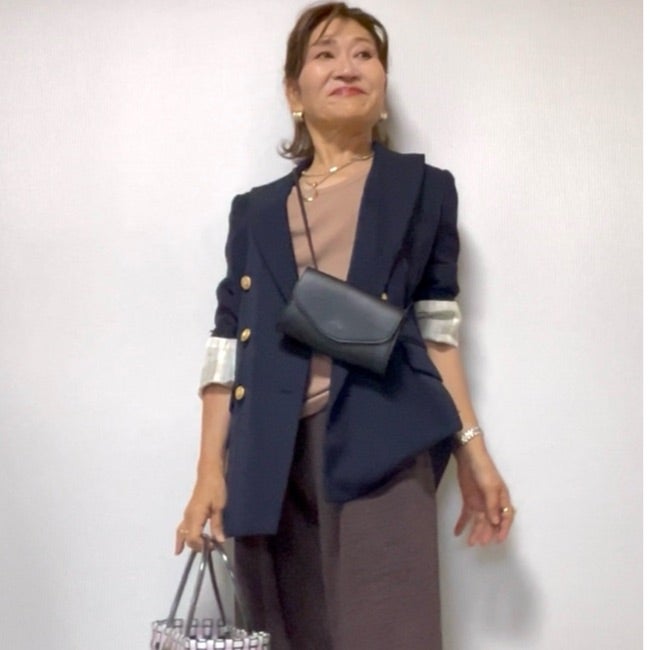 袖をまくって軽さを出す紺ブレスタイル