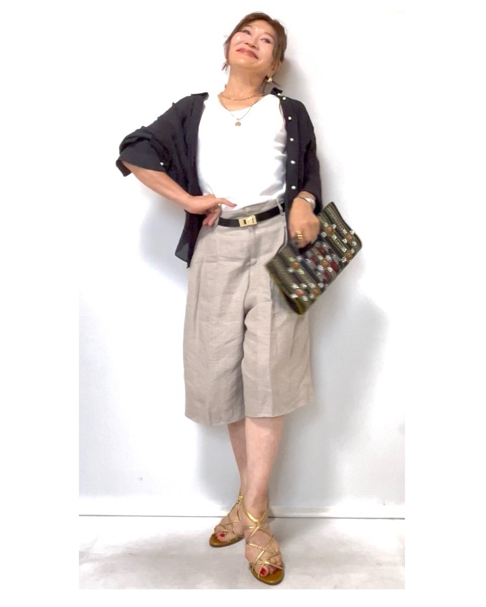 足元で女っぽさを足したシニアの短パンコーデ