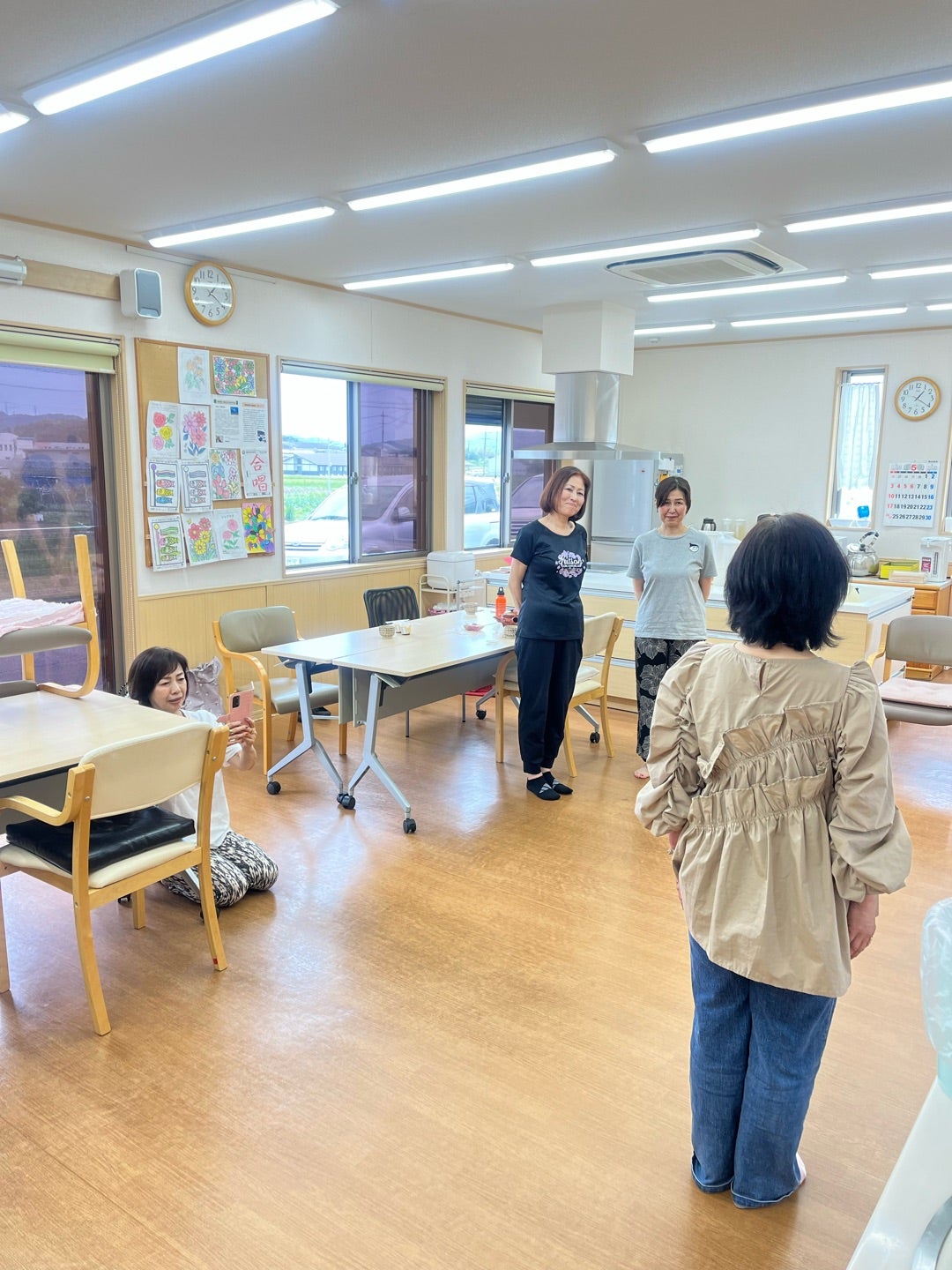水仙ウォーキングレッスンで姿勢を整える様子