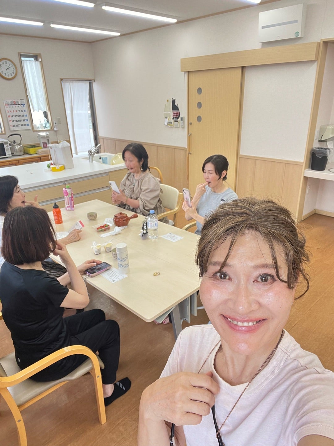 姿勢と歩き方を見直す大人女性のレッスン風景