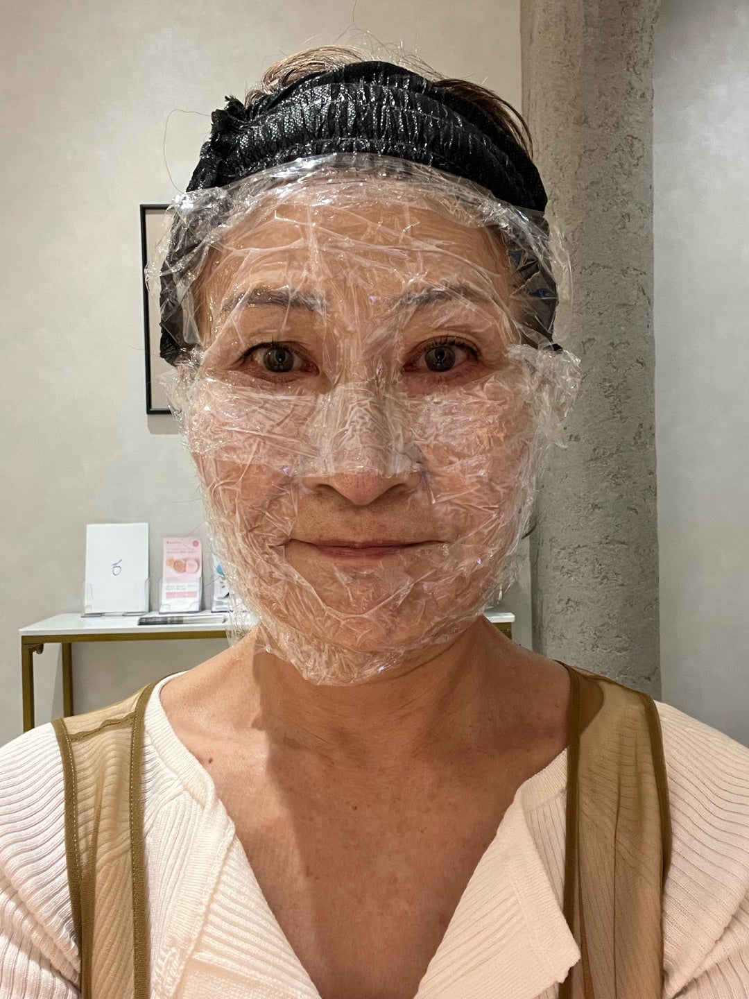 美容皮膚科で塗り麻酔をしている様子