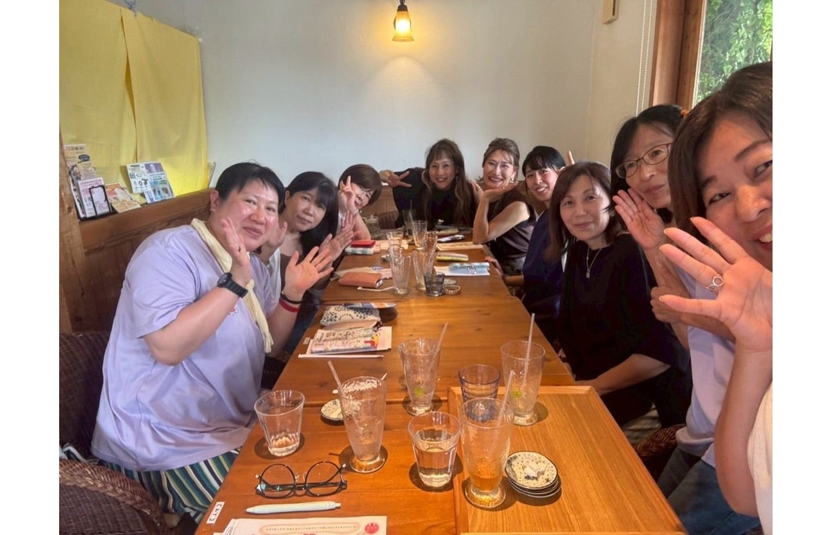 美来活の小さな集まりで笑顔の大人女性たち