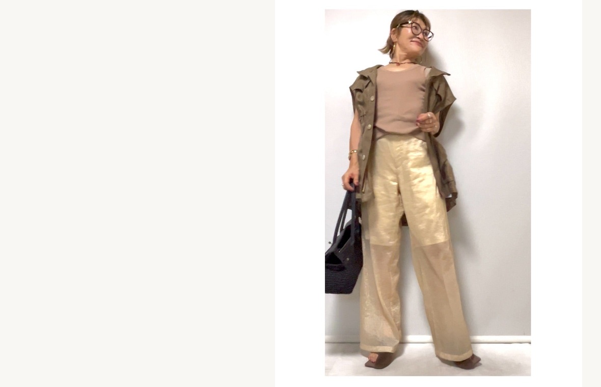 ベージュとカーキを素材で整えた大人コーデ