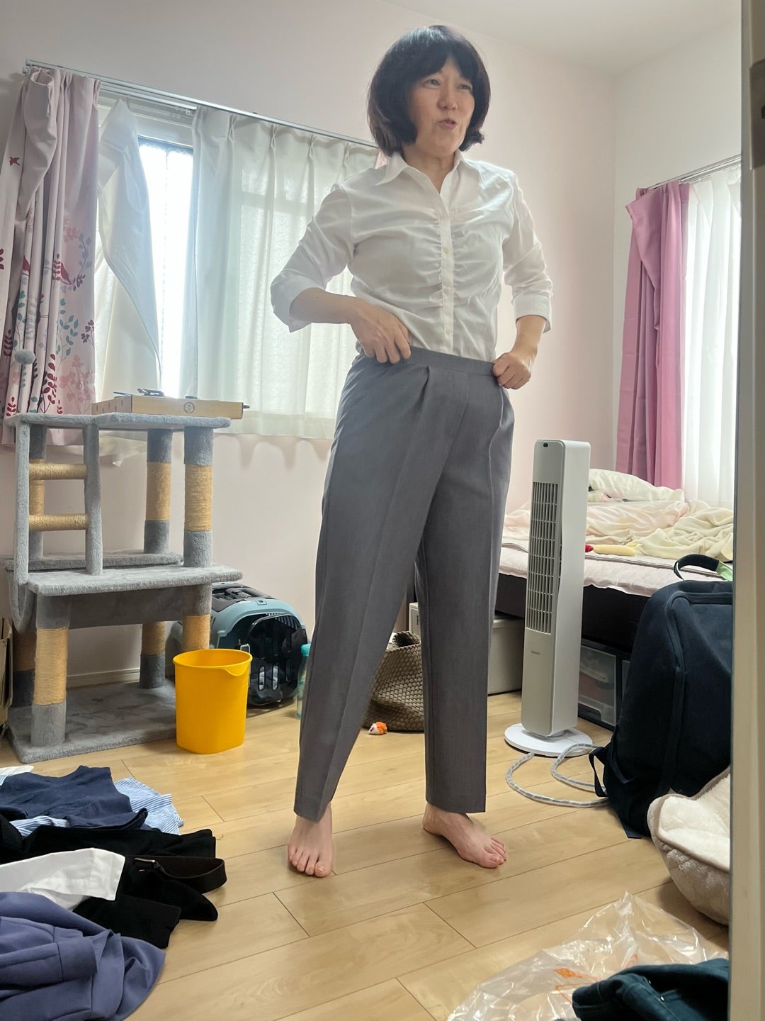 白シャツとグレーパンツを試す大人コーデ