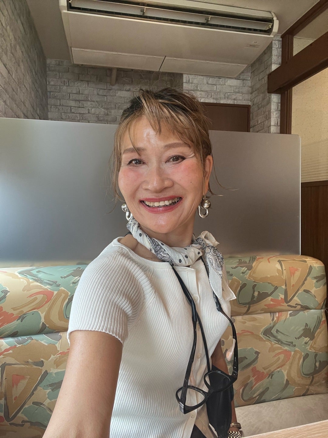 白トップスを小物で整えた大人の表情