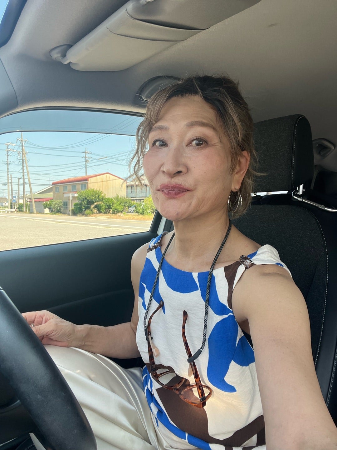 柄物トップスを顔まわりに効かせた大人コーデ