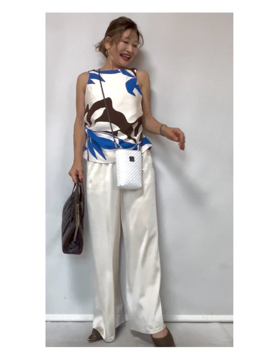柄物トップスをすっきり見せる白パンツコーデ