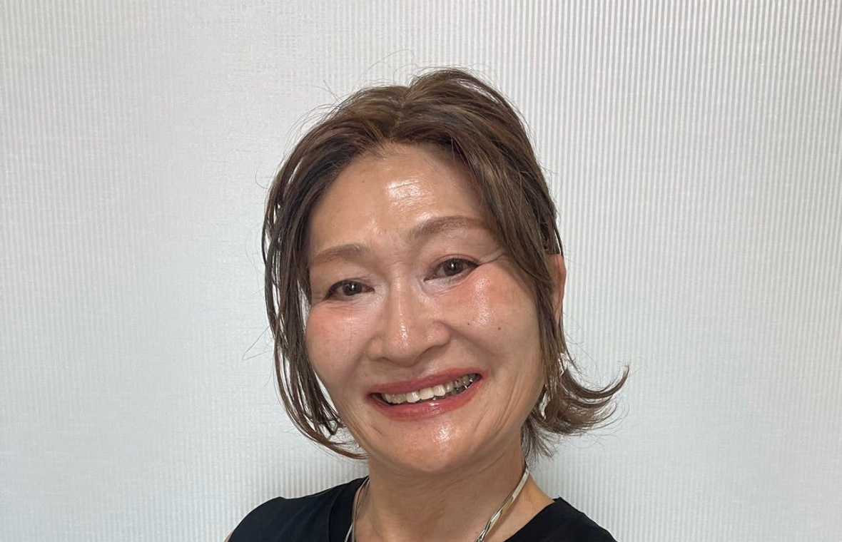 笑顔で肌の変化を見せる三村由香