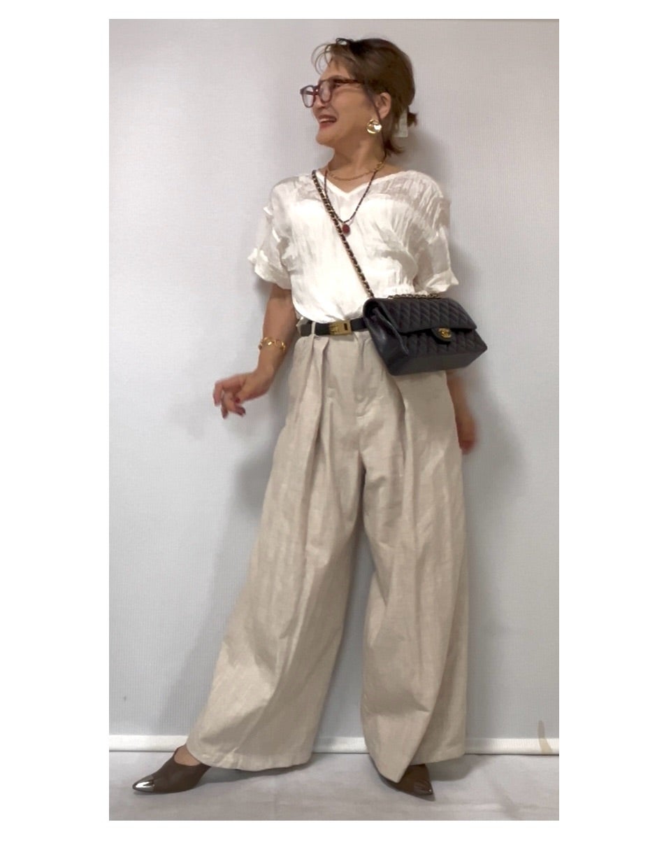 白トップスとワイドパンツの全身コーデ