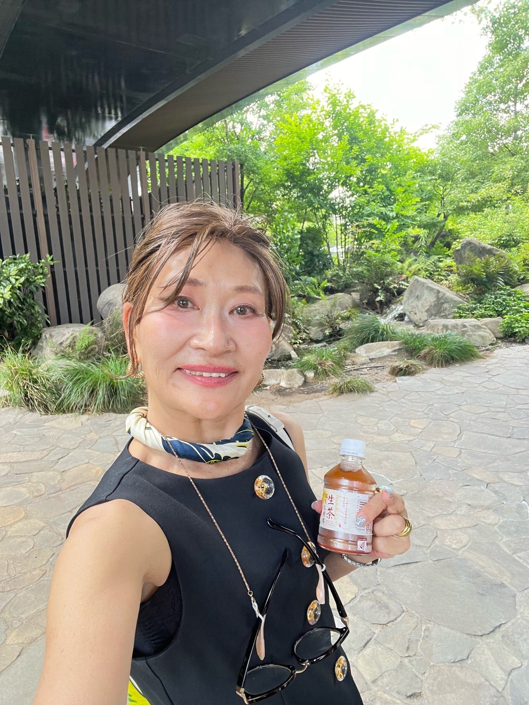 セットアップに小物を合わせた夏の着こなし