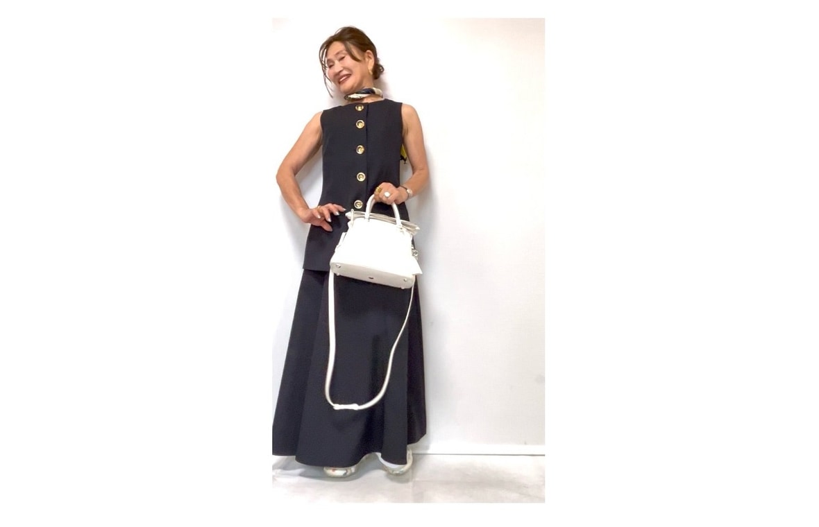 セットアップコーデを着こなす大人女性