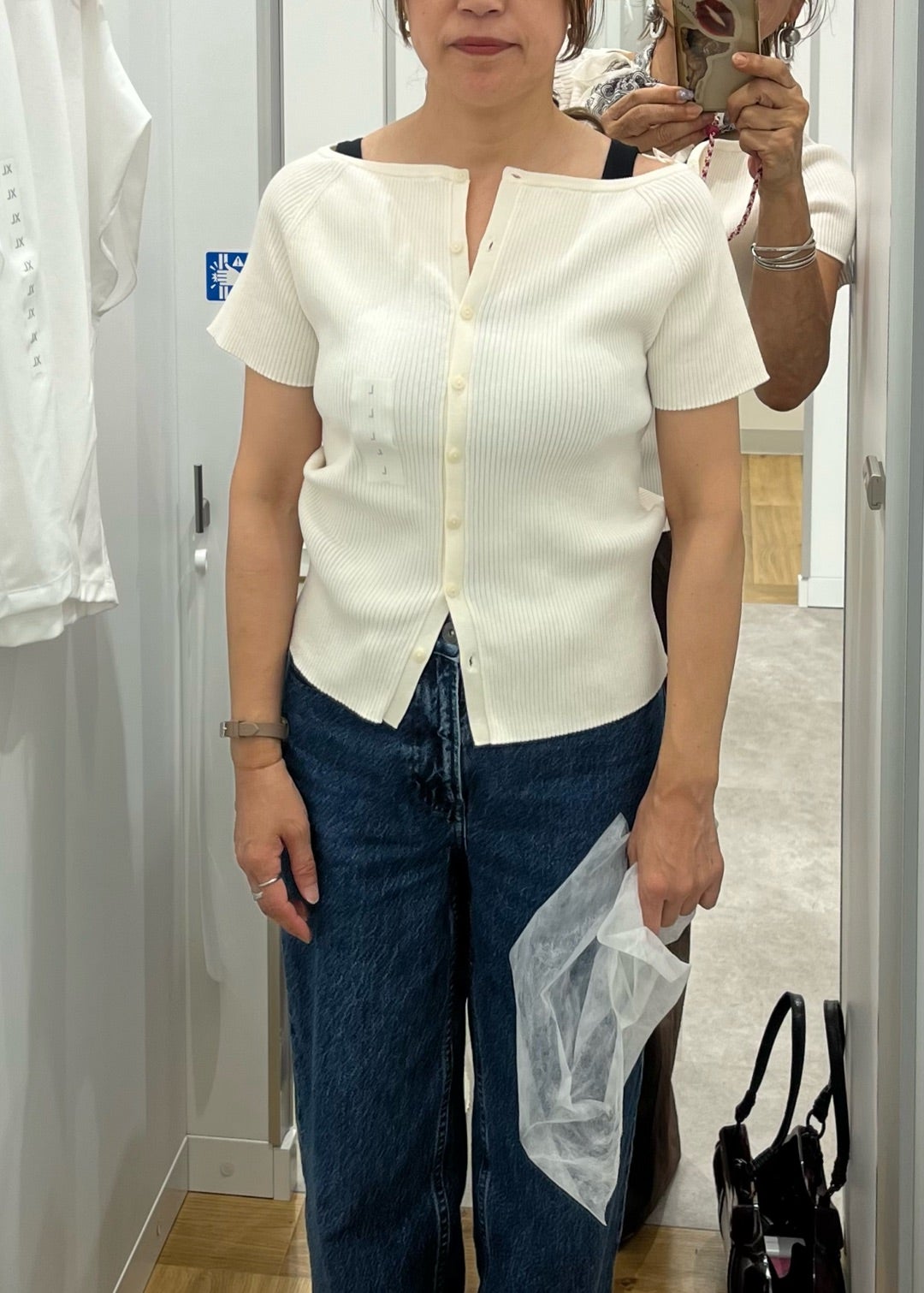 首元がすっきり見える白Tシャツ