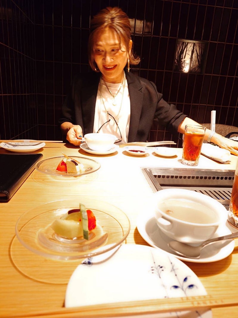 田中焼肉レストランの席で食事を楽しむ三村由香