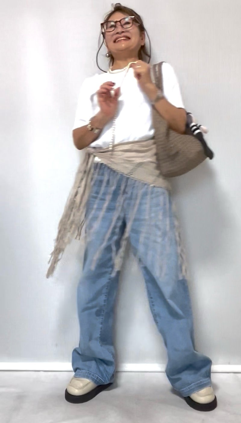 巻物とバッグで奥行きを加えた白Tシャツの大人コーデ