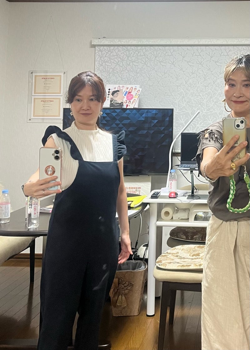 全身鏡の前で年間パーフェクトコースを始めるお客様と三村由香