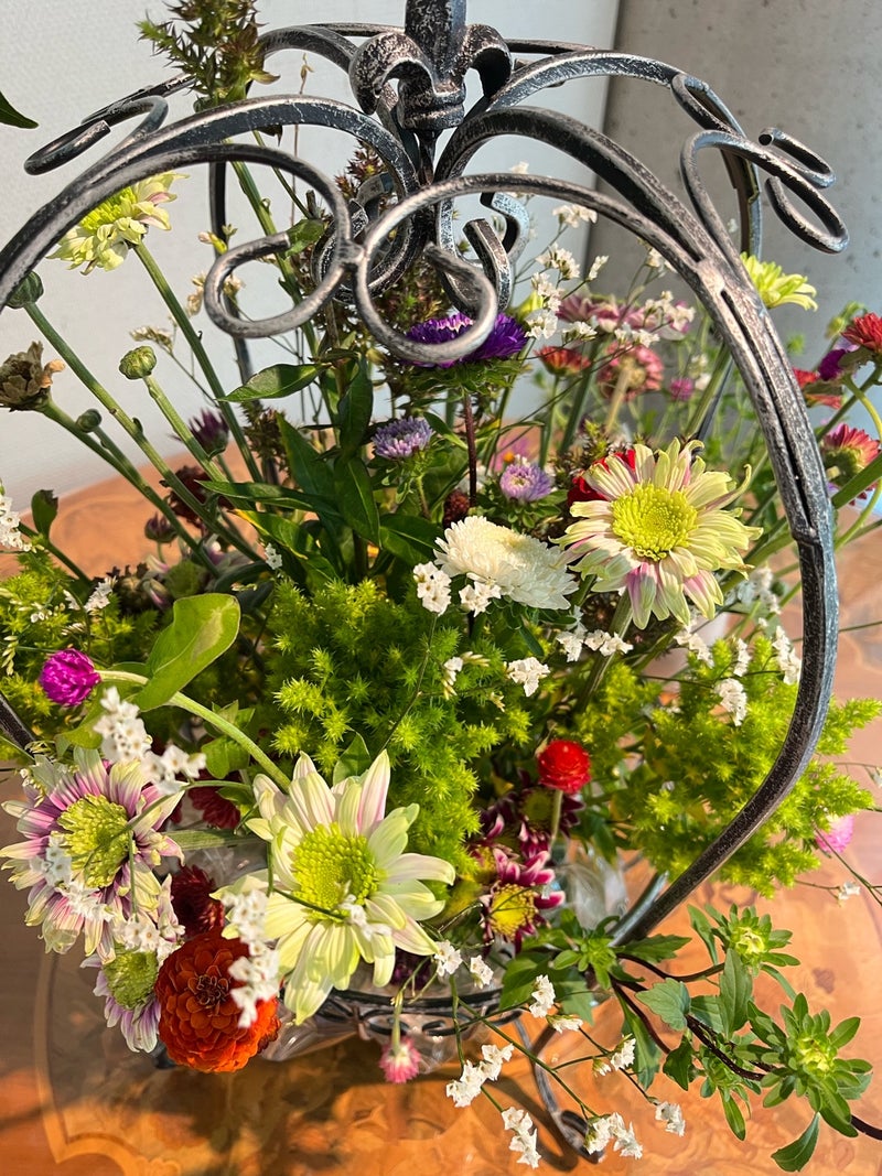小さな喜びを集める暮らしに添える花