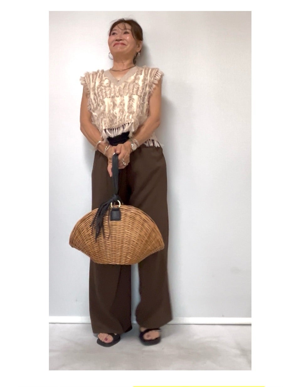 素材と小物の質感を重ねて楽しむシニアのくすみカラーコーデ