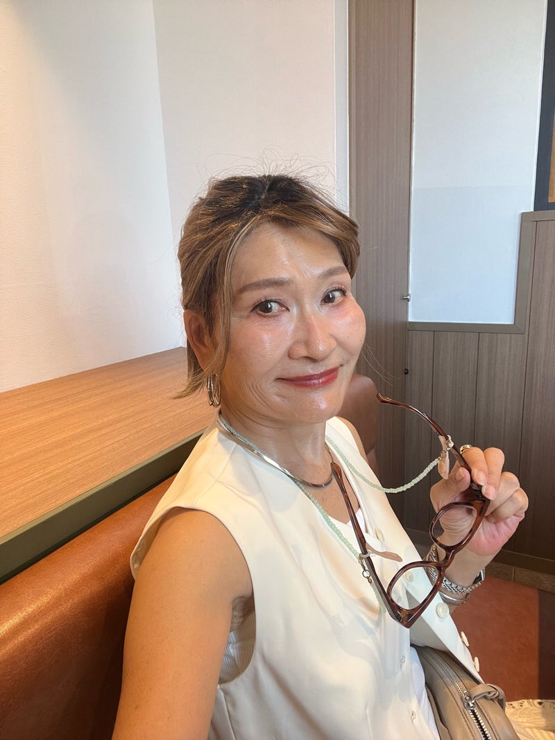 眼鏡とアクセサリーを効かせた上品な白の大人スタイル