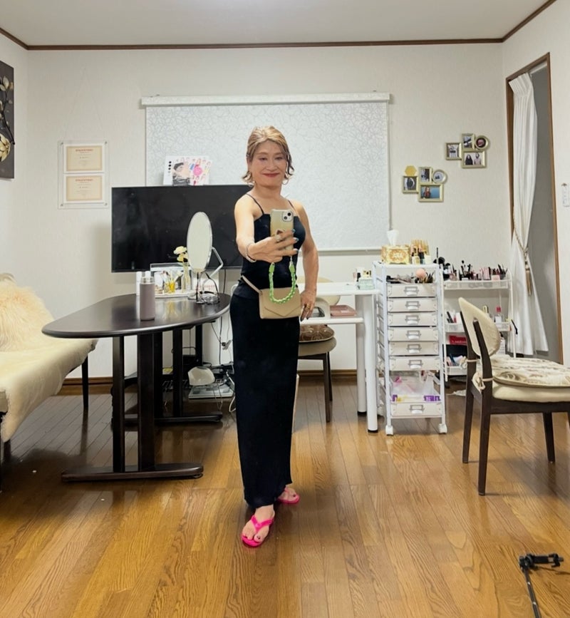 黒のワントーンに小物を効かせた鏡越しの全身コーデ