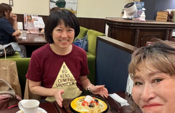同行ショッピング後に笑顔でランチを楽しむ二人