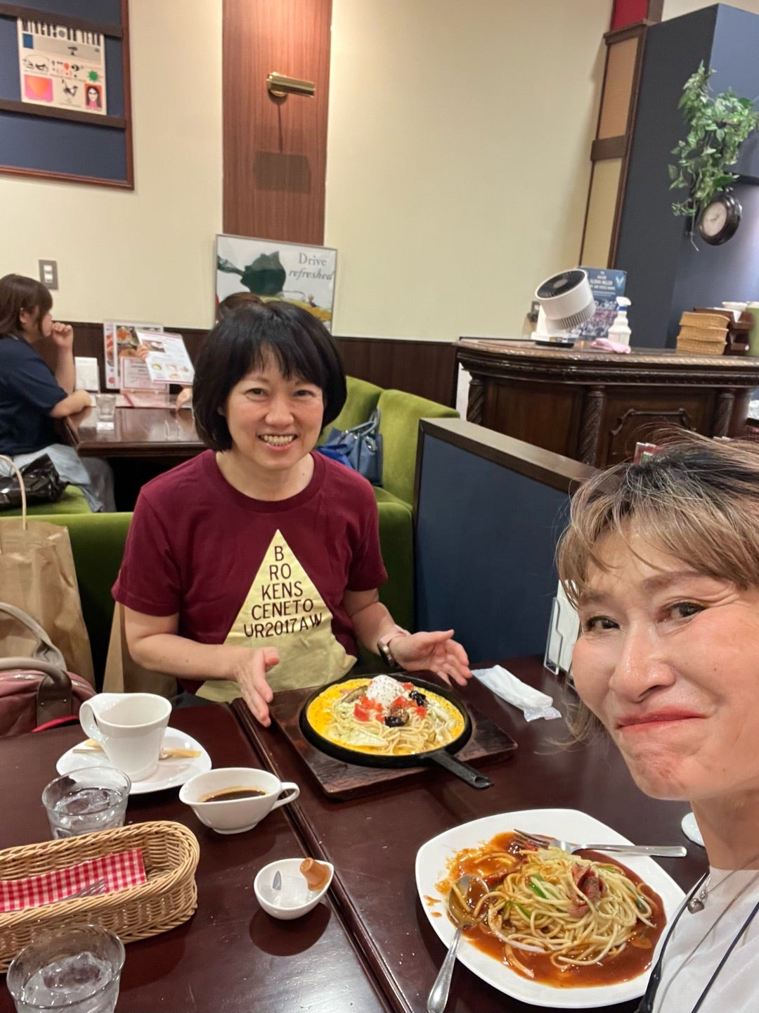 同行ショッピング後に笑顔でランチを楽しむ二人