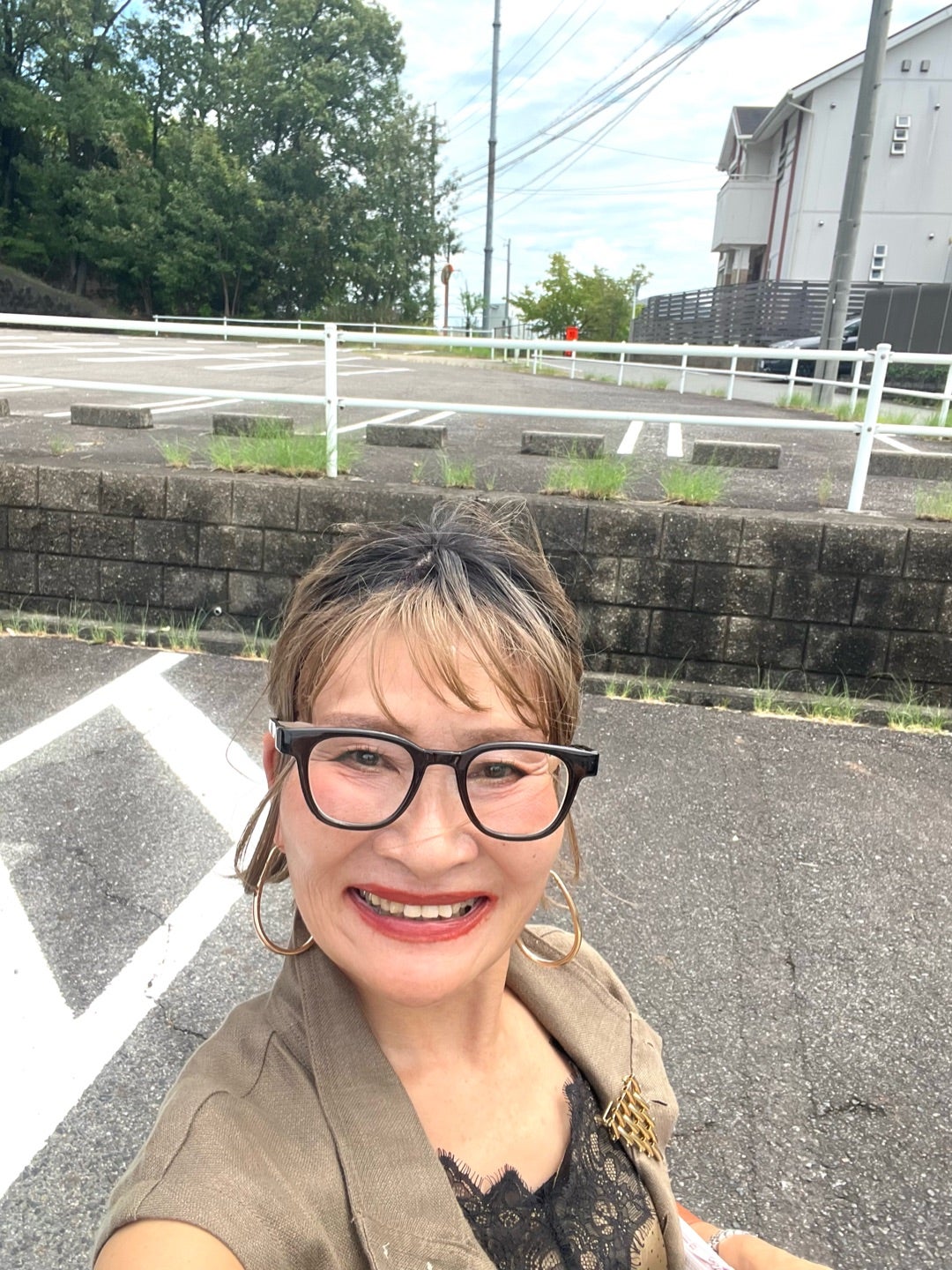 カーキとレースを組み合わせた装いで微笑む三村由香