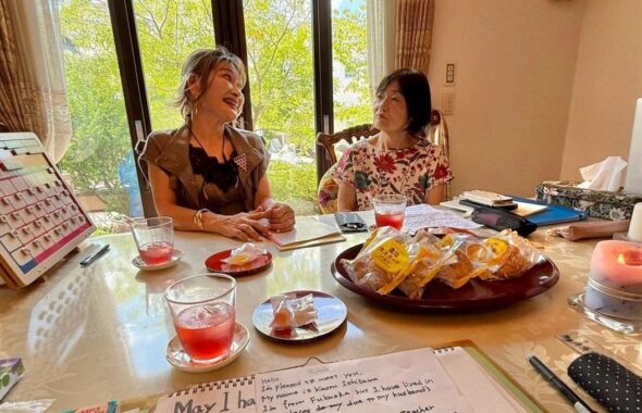 笑顔で英会話を学ぶ三村由香とレッスン仲間