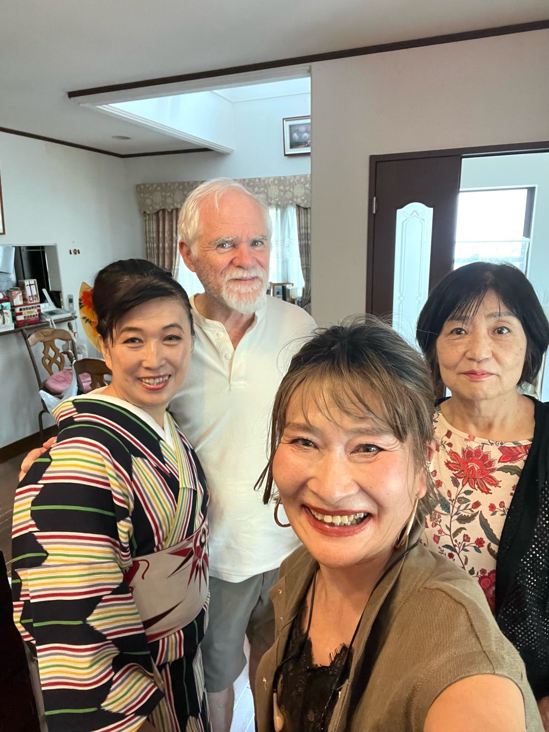 ポッター先生と英会話仲間で撮った笑顔の記念写真