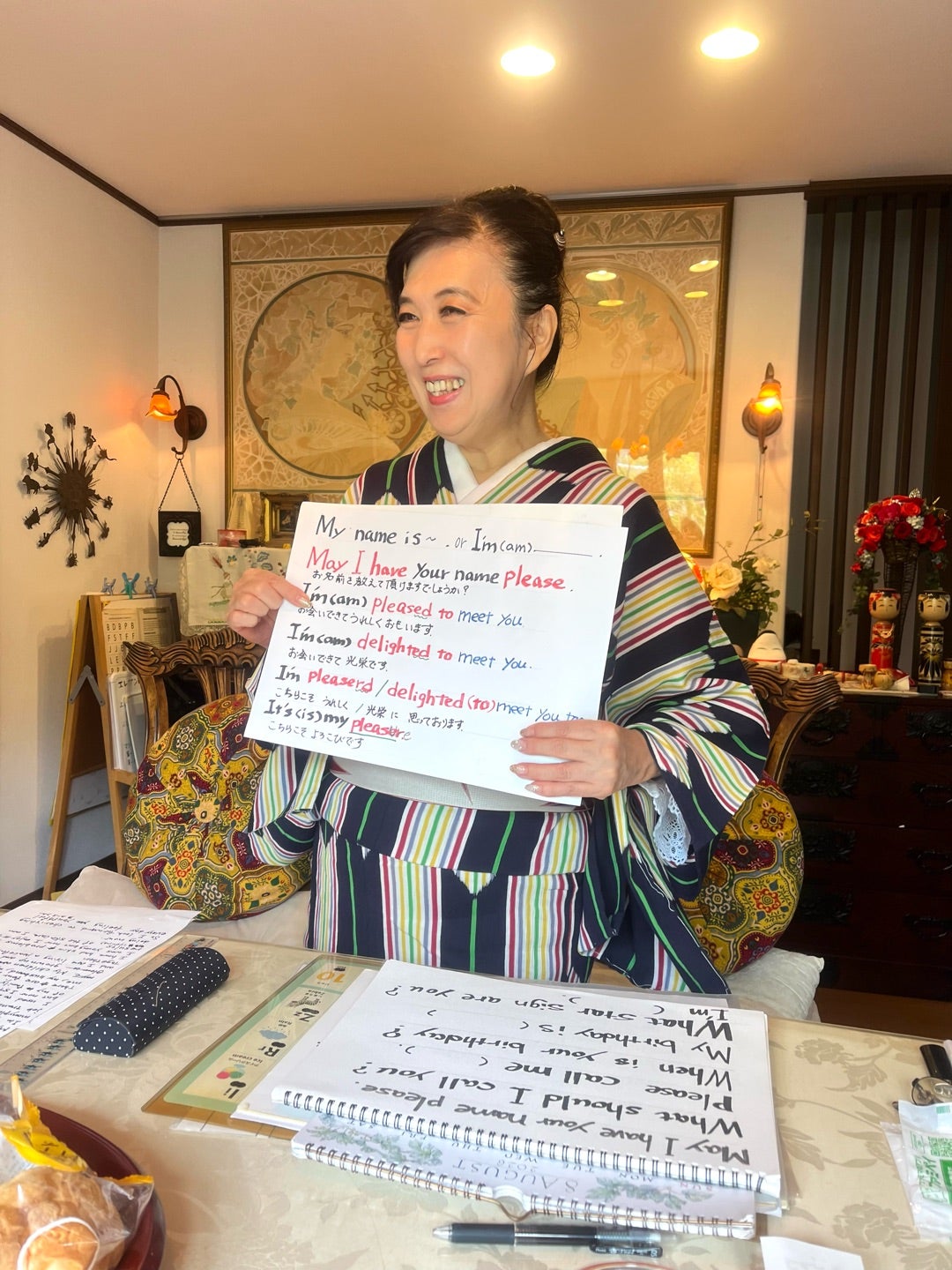 英語の自己紹介をボードに書いて発表する三村由香