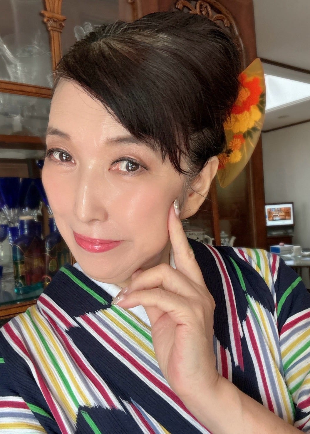 縞の着物で英会話レッスンに参加する三村由香