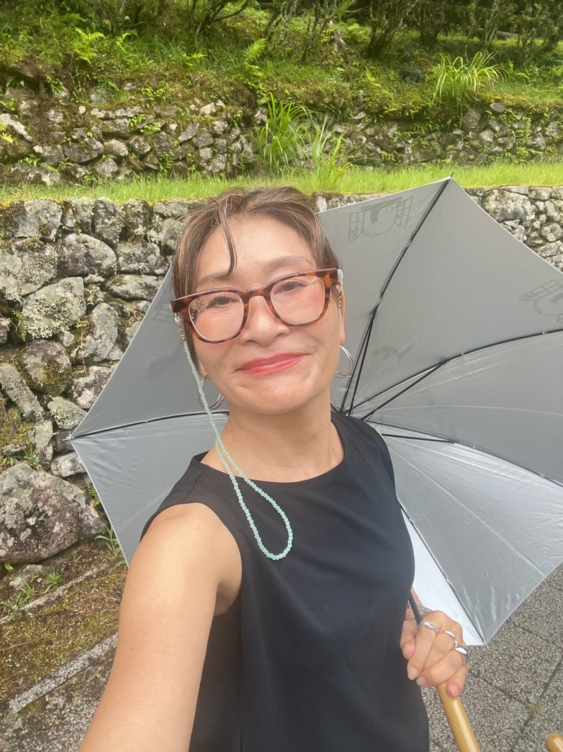 雨の日も自分らしく笑顔で過ごす大人女性