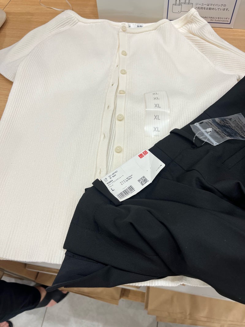 手持ち服を今らしく見せる白トップスと黒パンツ
