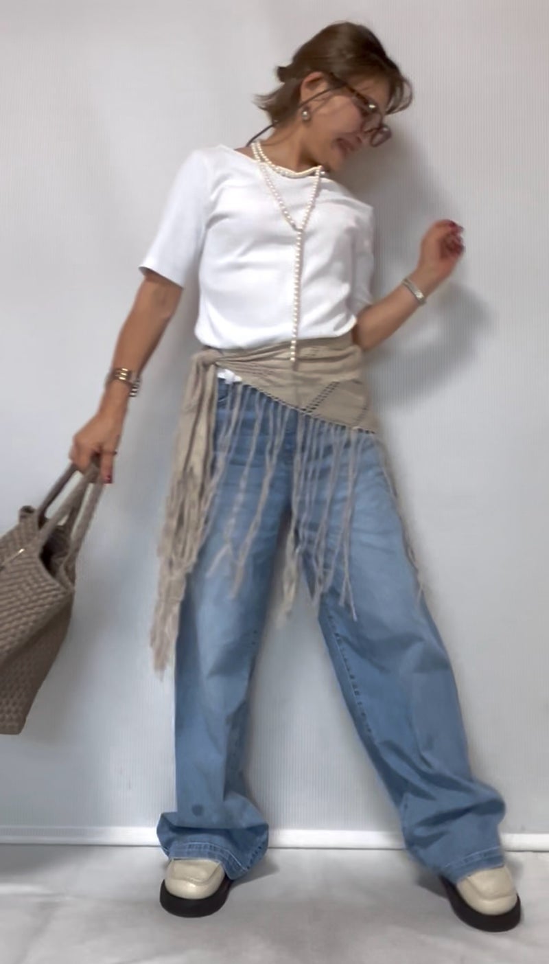 パールとバッグまで整えた白Tシャツとデニムのコーデ