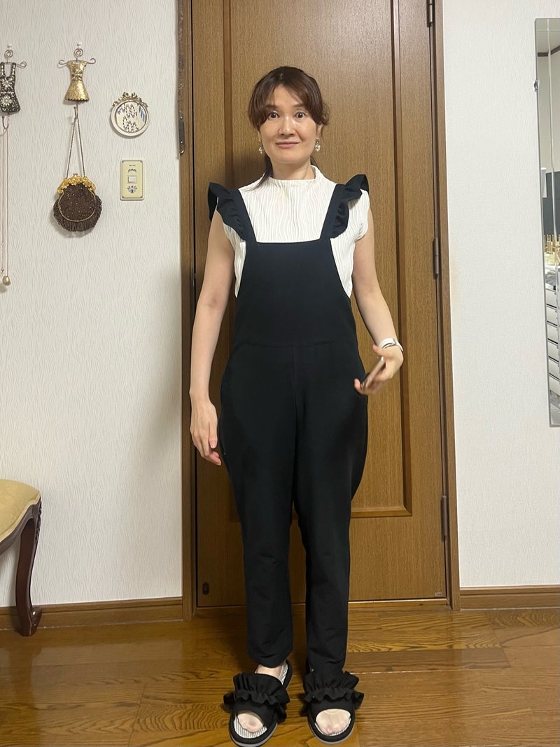 黒いオールインワンの全身バランスを確認するお客様