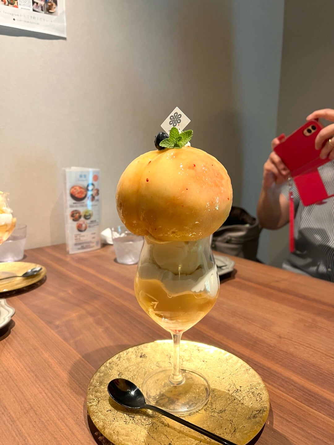 丸ごとの大きな桃がのった桃パフェ