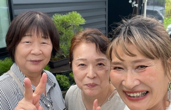 桃パフェを楽しむ3babaの笑顔