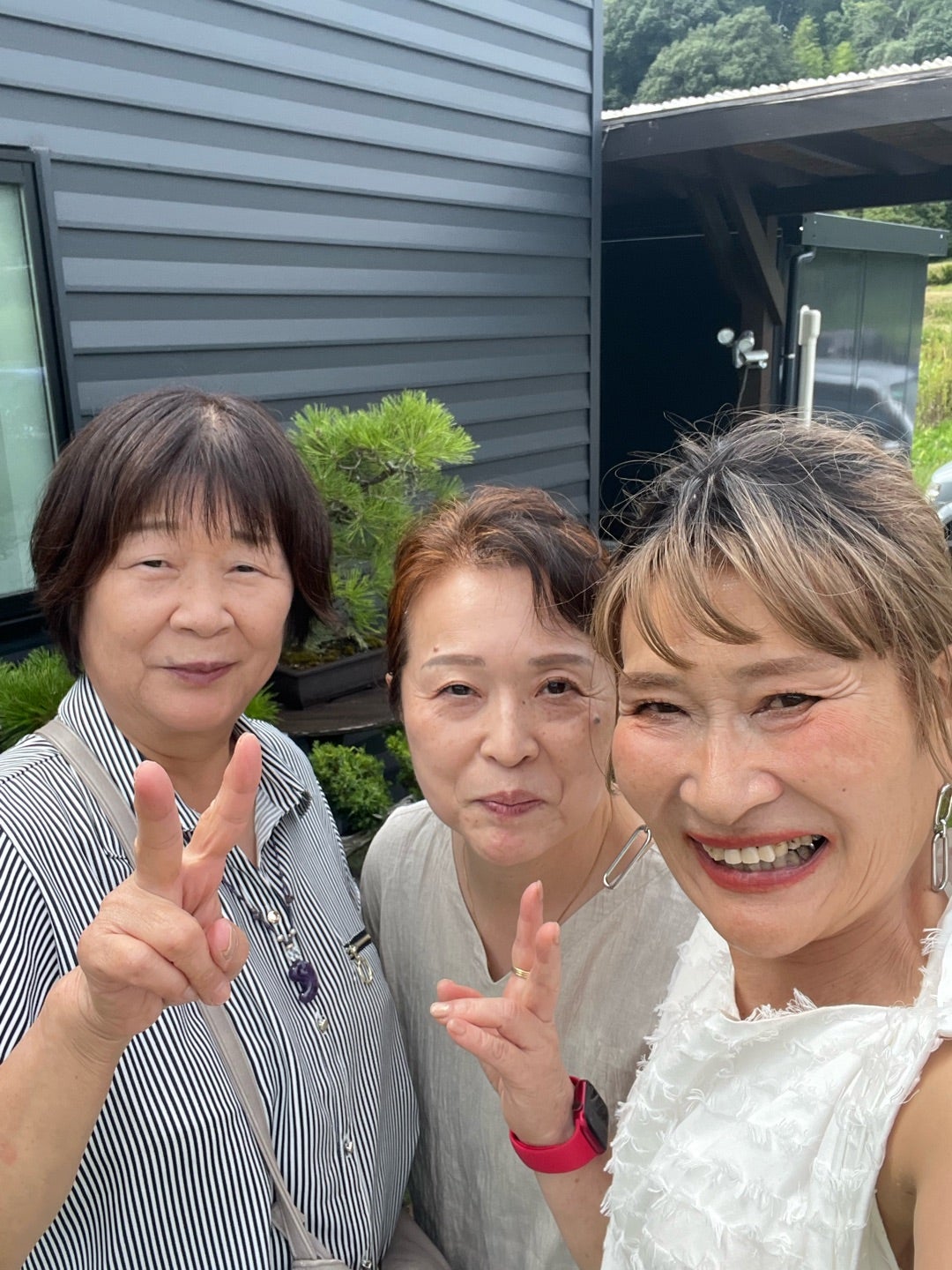 桃パフェを楽しむ3babaの笑顔
