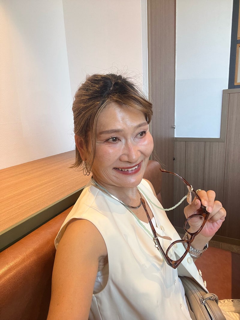 白いジレとアクセサリーで縦のラインをつくった大人コーデ
