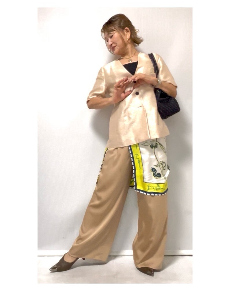 大判スカーフを腰に巻いたベージュの大人コーデ