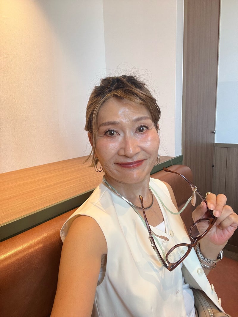 白いトップスとジレに眼鏡を添えたシニアのオールホワイトコーデ