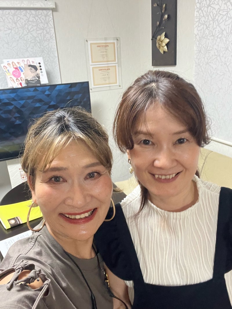 年間パーフェクトコース初日に笑顔を見せるお客様と三村由香