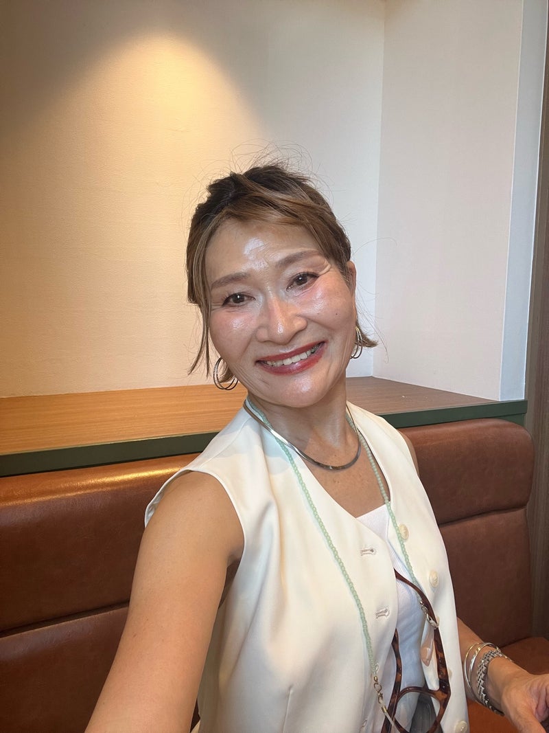 白いジレで顔まわりを明るく見せた大人の着こなし