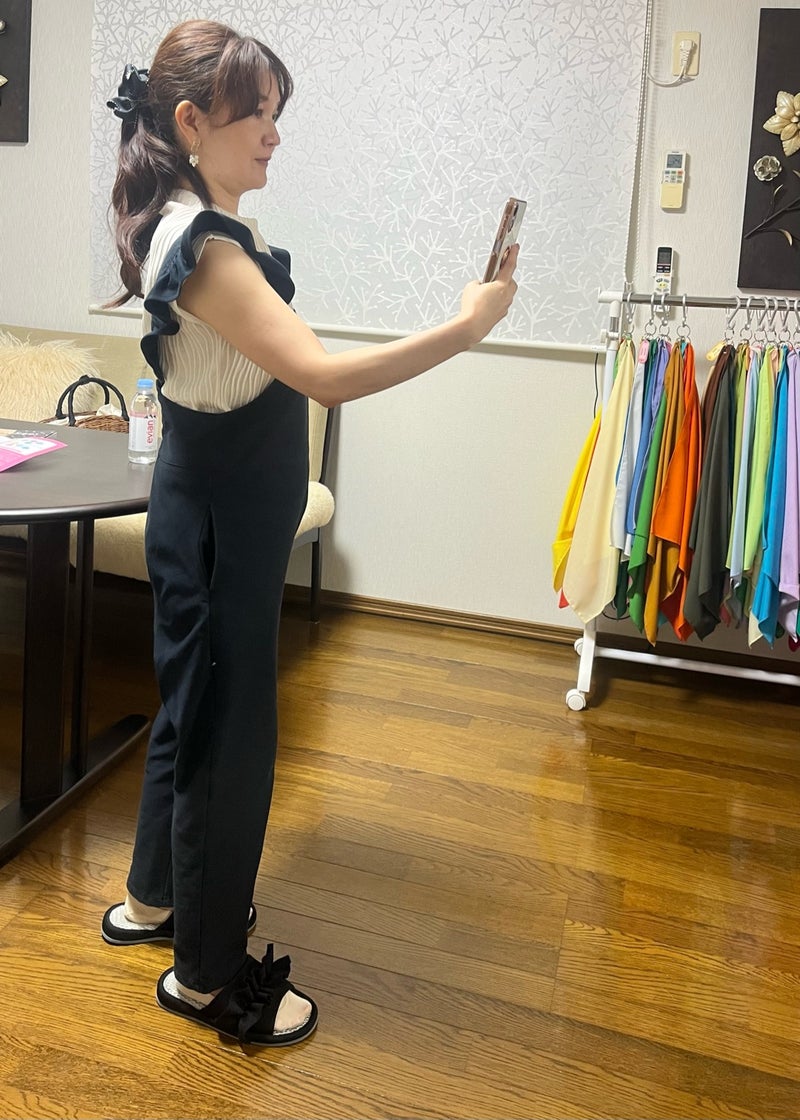 姿勢と角度を確認しながら自撮りを練習するお客様