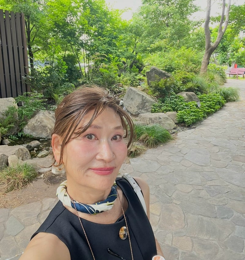大判シルクスカーフを首元に巻いた大人の夏スタイル