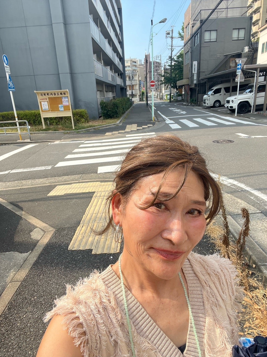 フリンジの立体感が顔まわりを華やかに見せるくすみカラーコーデ