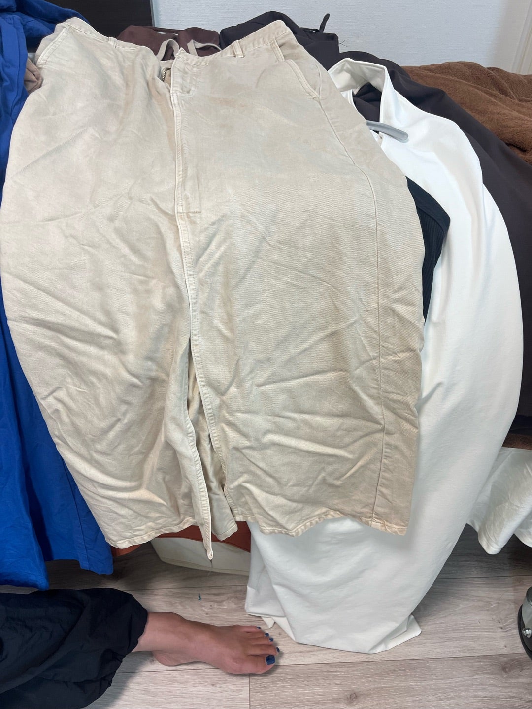 洗濯と保管でしわが目立つベージュと白のパンツ