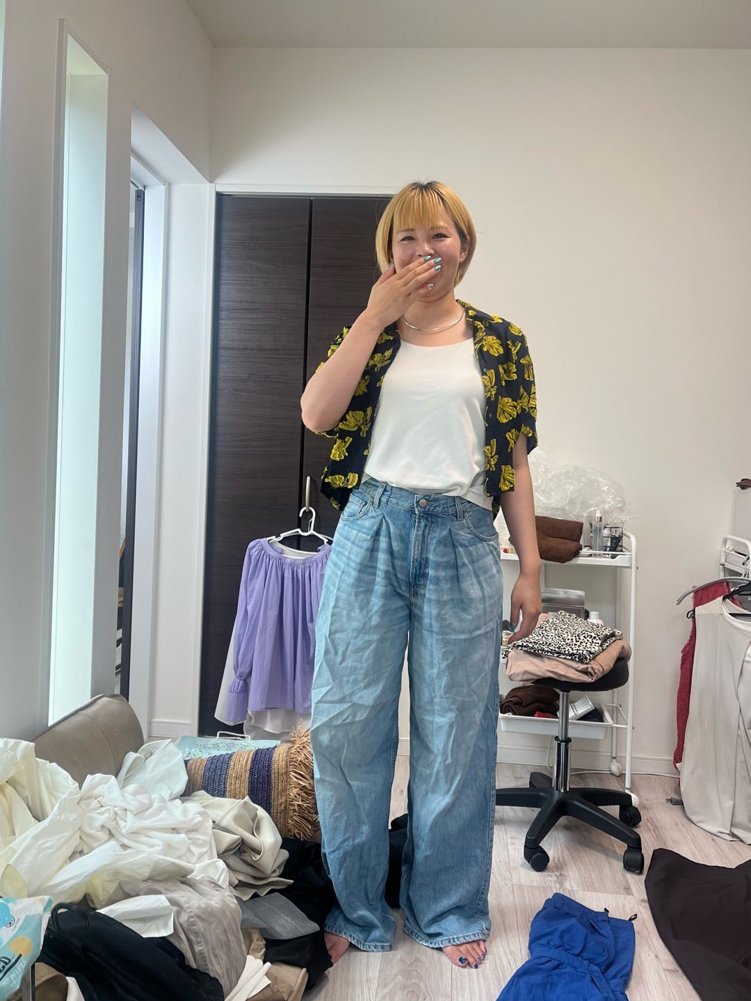 しわのあるデニムを着て服の保管方法を学ぶお客様