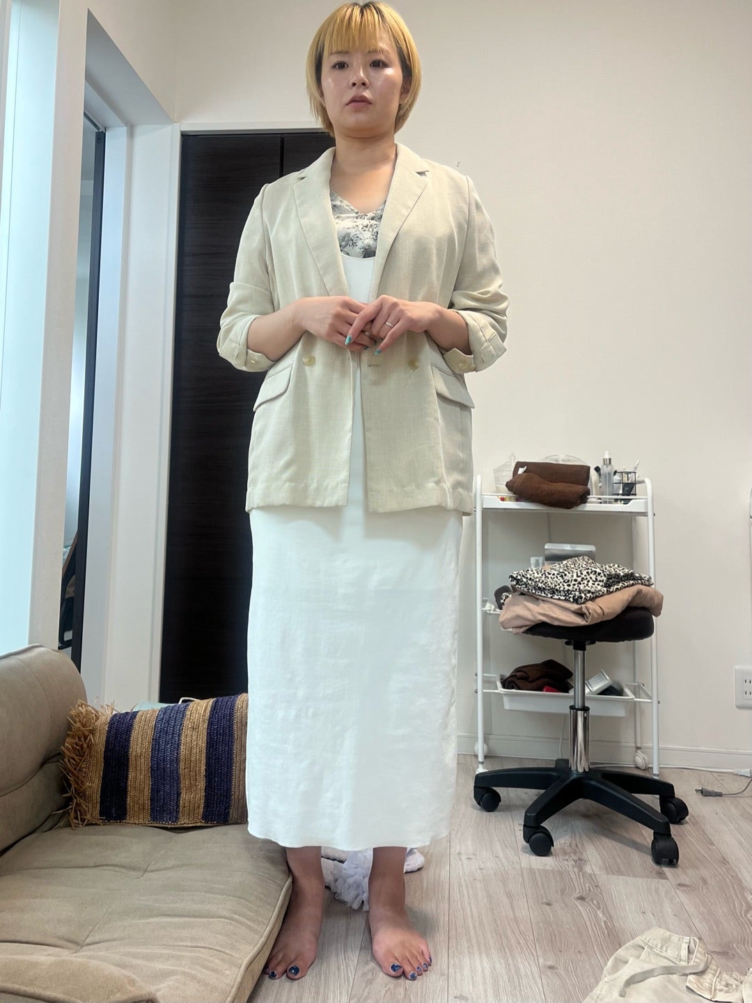 白いジャケットとロングスカートをきれいに着こなすお客様